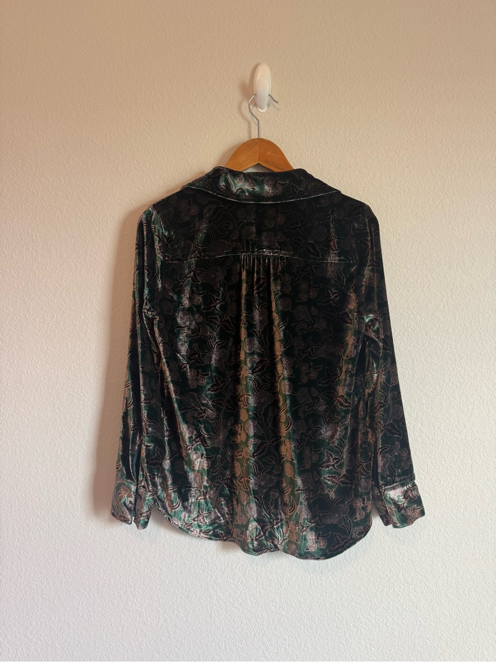Faherty Women's Green Floral Genevieve Stretch Silk Velvet Button Down Top XS - Picture 8 of 10